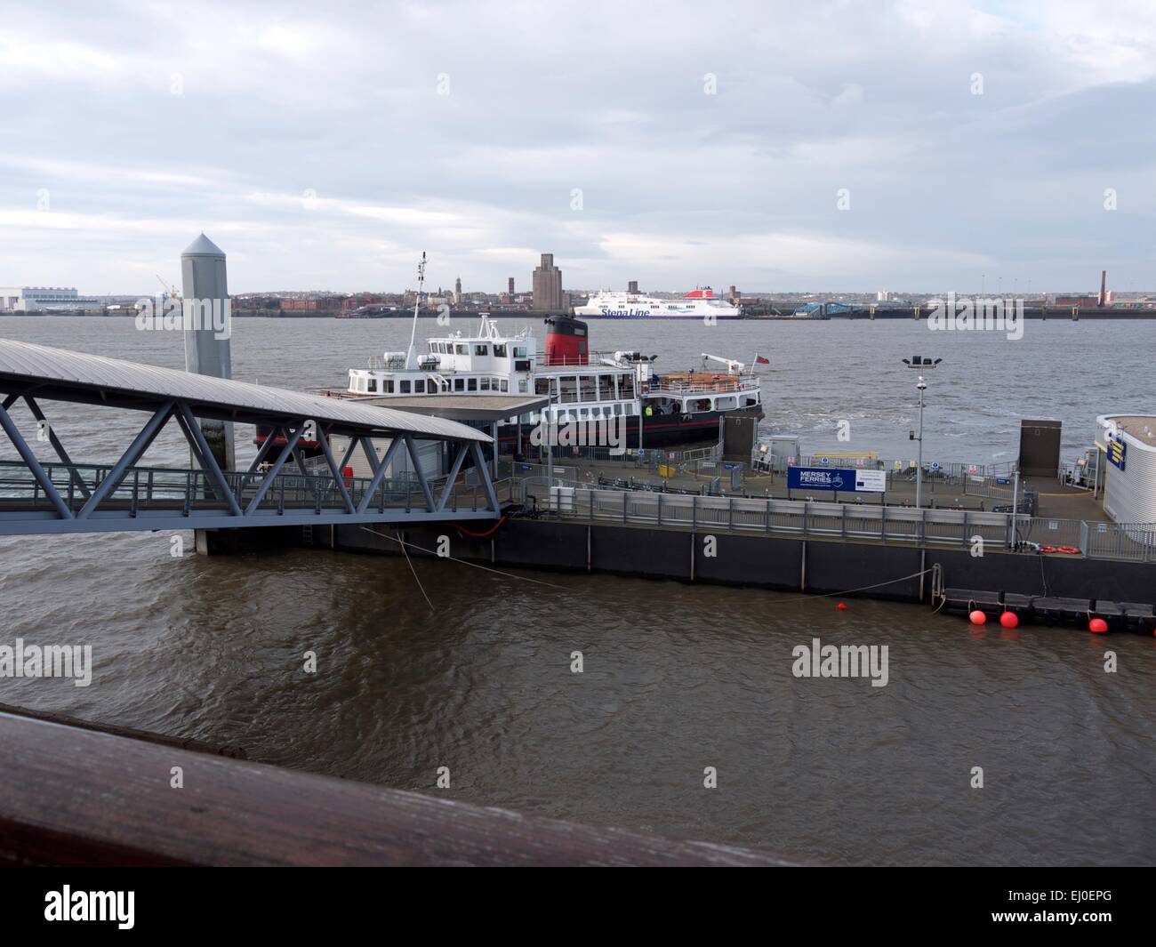 Famoso traghetto attraverso il Mersey a Liverpool. Foto Stock