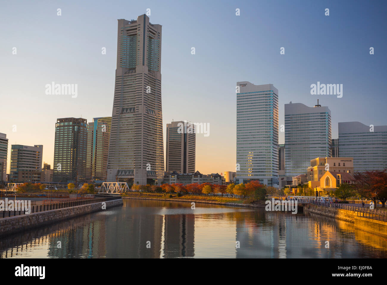 Edificio, Giappone, Asia, Landmark, Yokohama City, architettura, canal, riflessione, skyline, sera, caldo Foto Stock