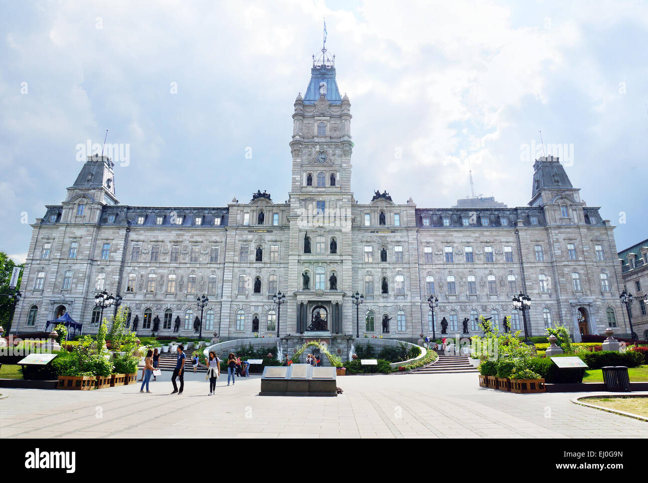 La città di Quebec, Canada - Luglio, 20: turisti nella parte anteriore della provincia del Quebec del parlamento il 20 luglio 2014. Il 1886 edificio è Foto Stock