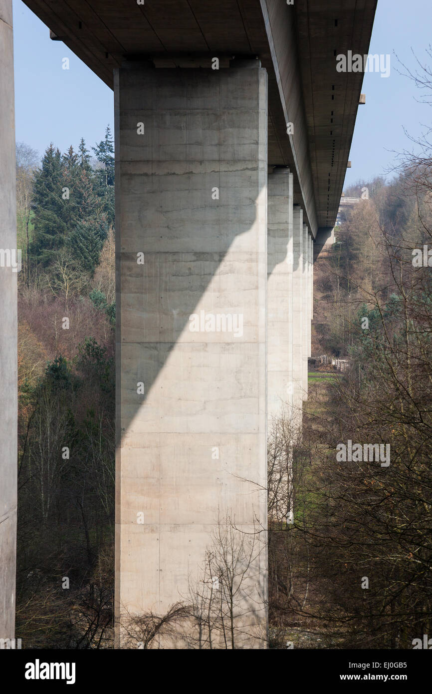 Il bridge supporta portante la A5 strada sopra il fiume Ceiriog Valley, che forma il confine tra Inghilterra e Galles, Chirk Foto Stock