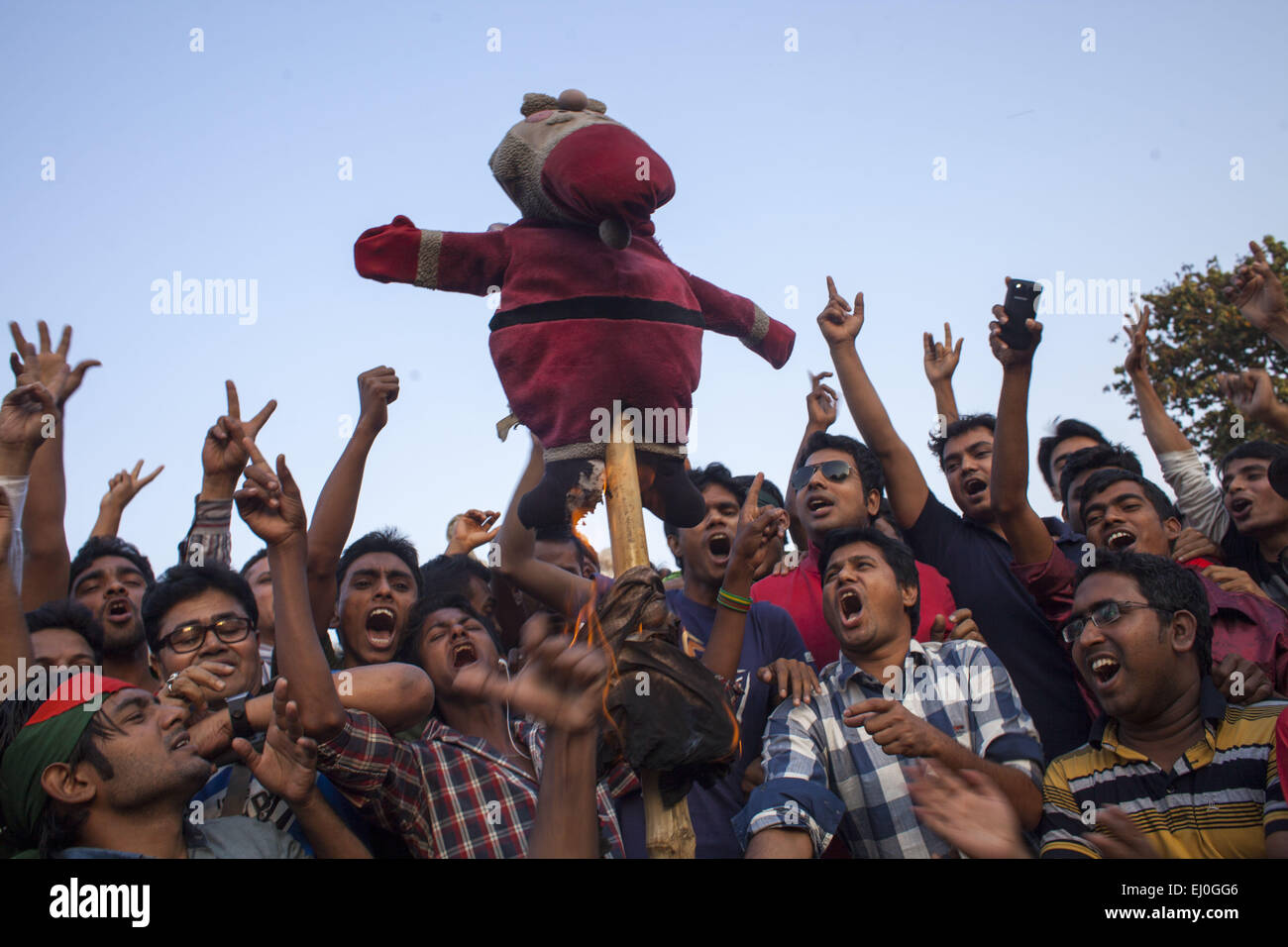 Dacca in Bangladesh. Xix Mar, 2015. Bangladesh cricket sostenitore protesta fatta a Dhaka sparando Aleem dar l'effigie e gettando le scarpe per la controversa umpiring contro il Bangladesh cricket giocare con l'India ICC in Coppa del Mondo Quarti di finale corrispondono. Credito: Zakir Hossain Chowdhury/ZUMA filo/Alamy Live News Foto Stock