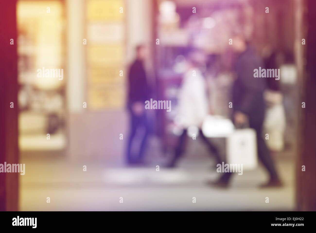 La folla di gente che camminava per strada in Bokeh, irriconoscibile gruppo di uomini e donne come la sfocatura dello sfondo urbano Foto Stock