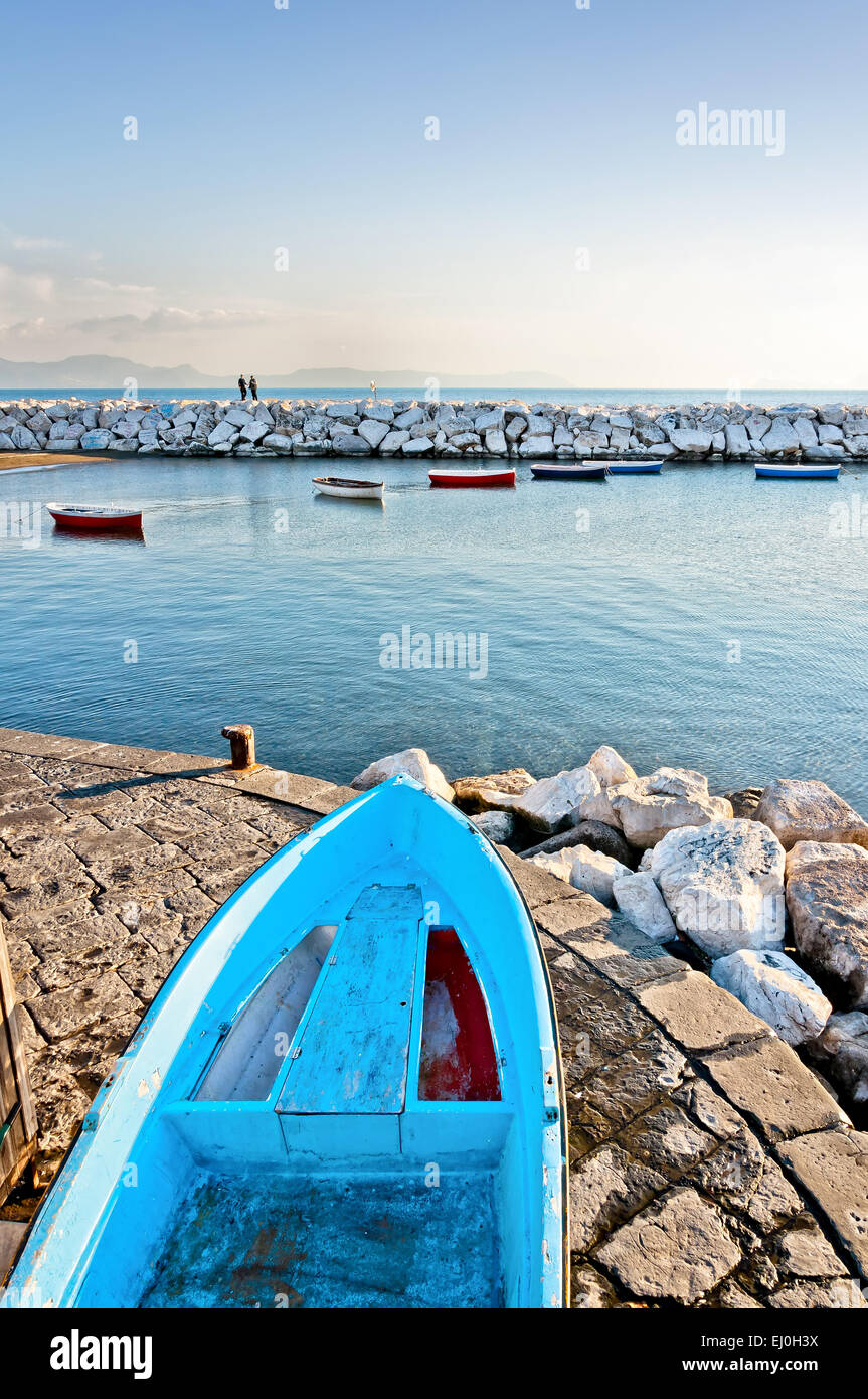 Vista del golfo di Napoli dal lungomare con mare mediterraneo Foto Stock