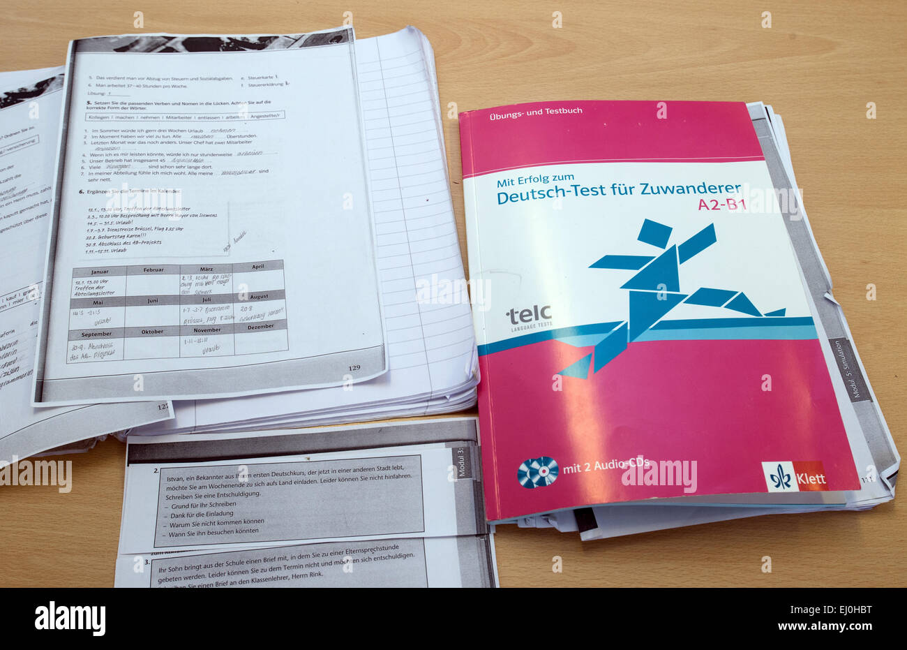 Strausberg, Germania. Xii Mar, 2015. Un libro di testo di tedesco test per immigrati sulla scrivania in una lezione di tedesco per gli stranieri in Strausberg, Germania, 12 marzo 2015. Foto: Patrick Pleul/dpa/Alamy Live News Foto Stock