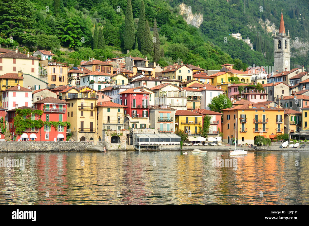 Vista dall'acqua del villaggio di Varenna sul lago di Como, considerato il più bello dei laghi italiani Foto Stock