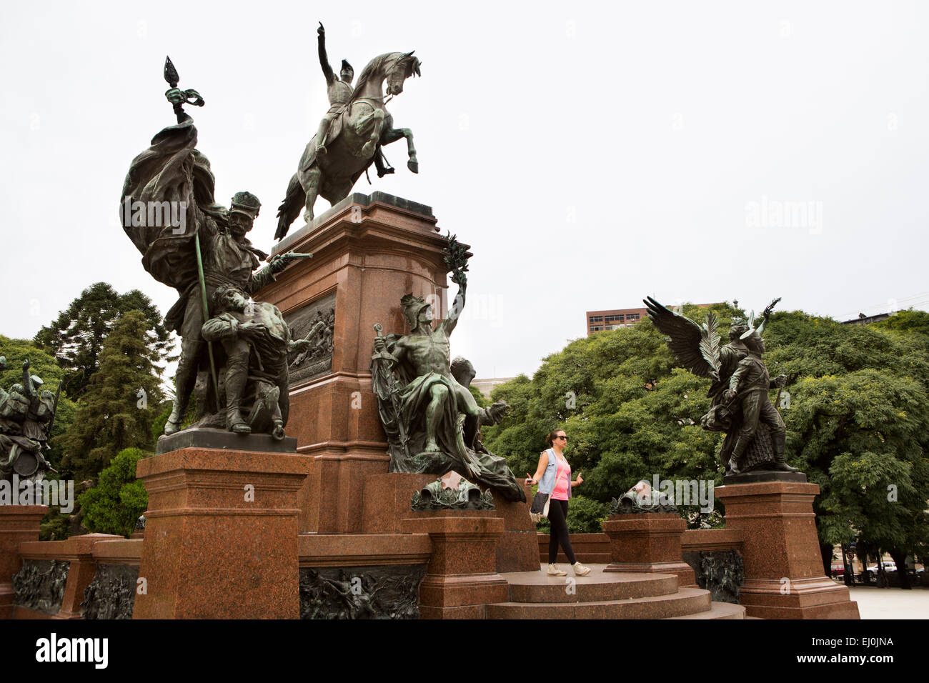 Argentina, Buenos Aires, Parque del Retiro, Plaza San Martin, turistico al monumento a San Martin generale Foto Stock