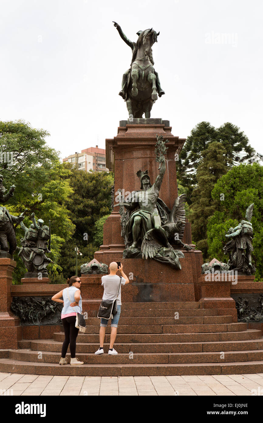 Argentina, Buenos Aires, Parque del Retiro, Plaza San Martin, turisti tenendo fotografia del monumento a San Martin generale Foto Stock
