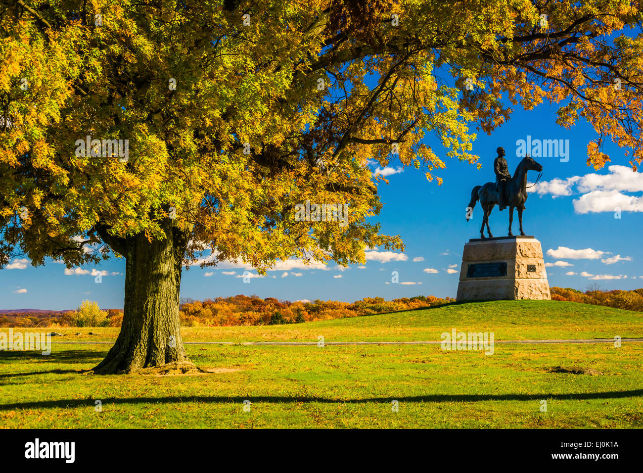 Albero e statua su un campo di battaglia di Gettysburg, Pennsylvania. Foto Stock