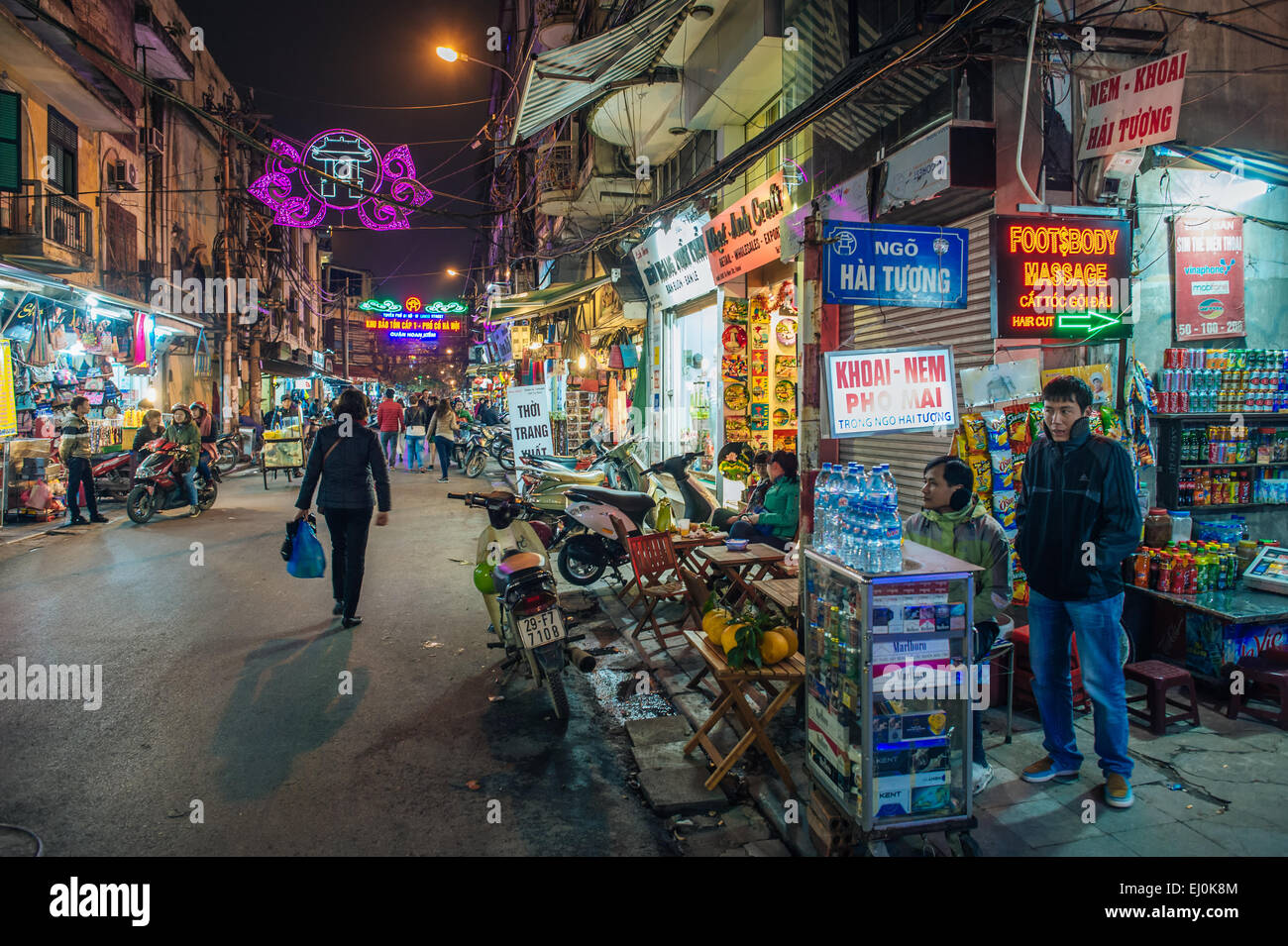 Scena di strada nel quartiere vecchio di Hanoi di notte. Foto Stock