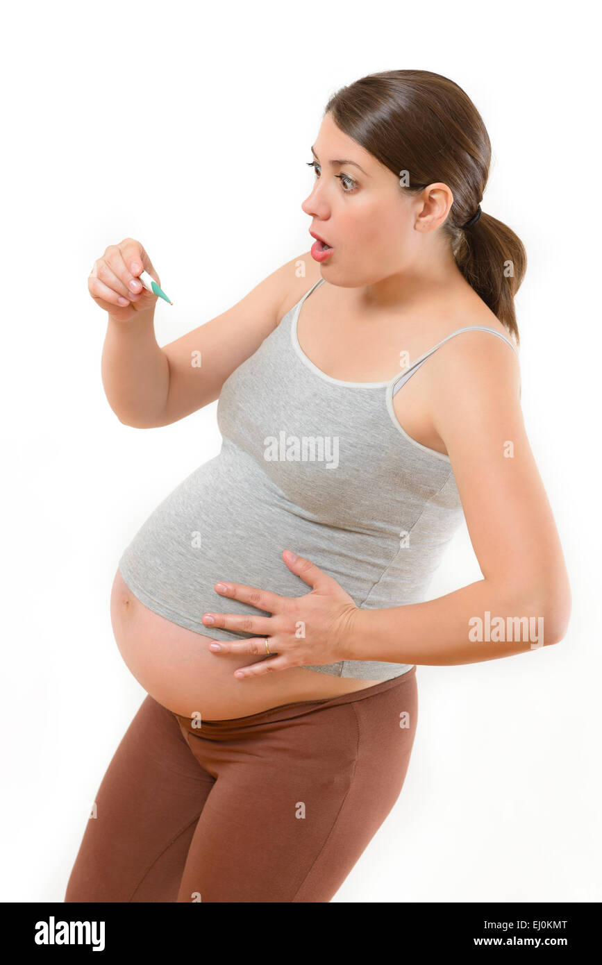 Giovane donna controllando la sua temperatura Foto Stock