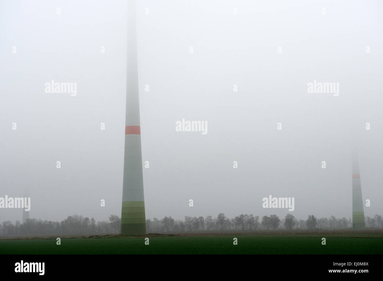 Enercon turbine eoliche nella nebbia Foto Stock