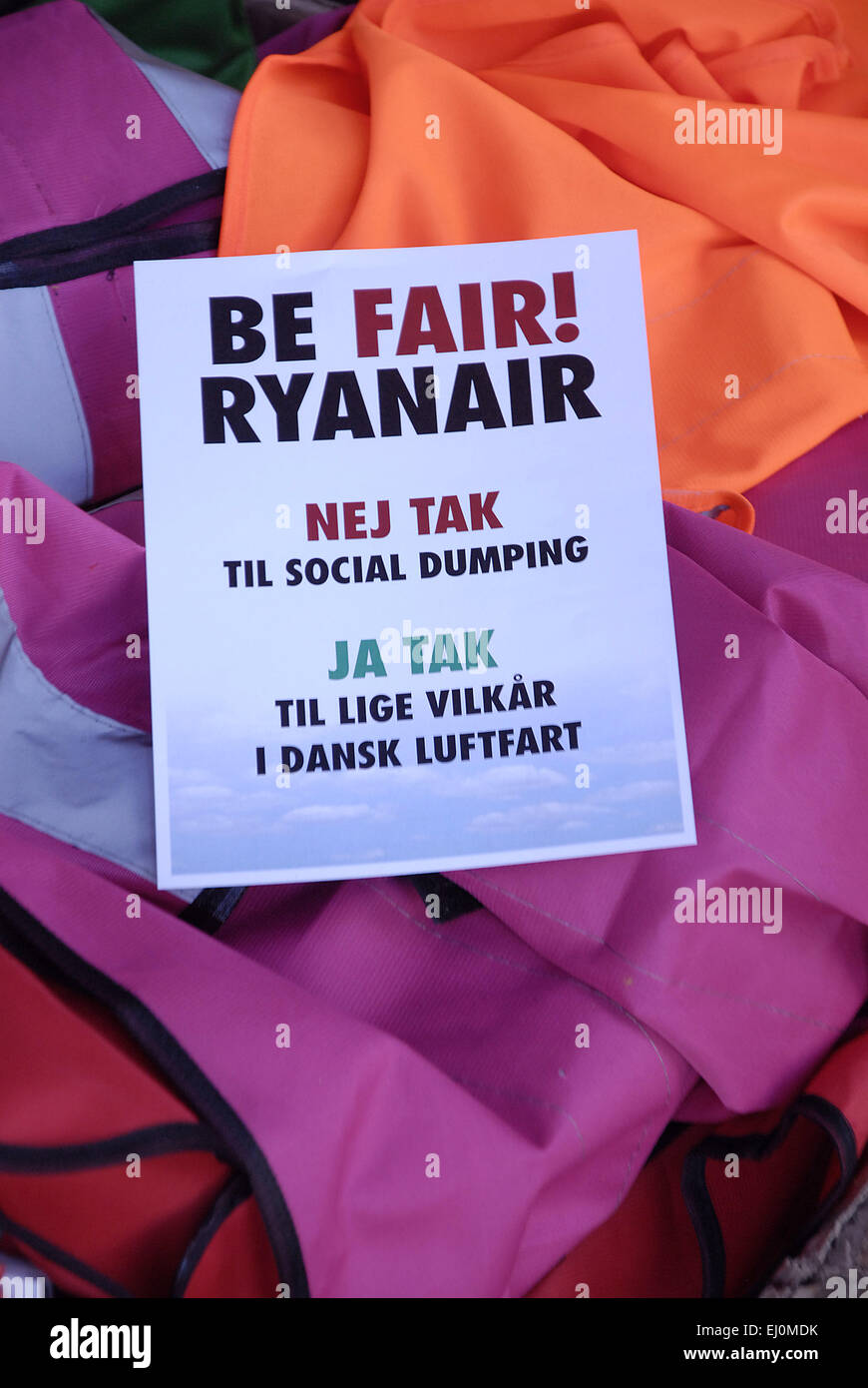 Copenhagen, Danimarca. Xix marzo, 2015. Gli stati del lavoro danese unione inscenato proteste contro la Ryanair non la firma del lavoro accordo salariale. Ryanair ha rifiutato di firmare un accordo e salari equi ryanair è anti sindacale e unione rivendicazione sociale non ritenendo 'essere equo Ryanair'. Credito: Francesco Dean/Alamy Live News Foto Stock