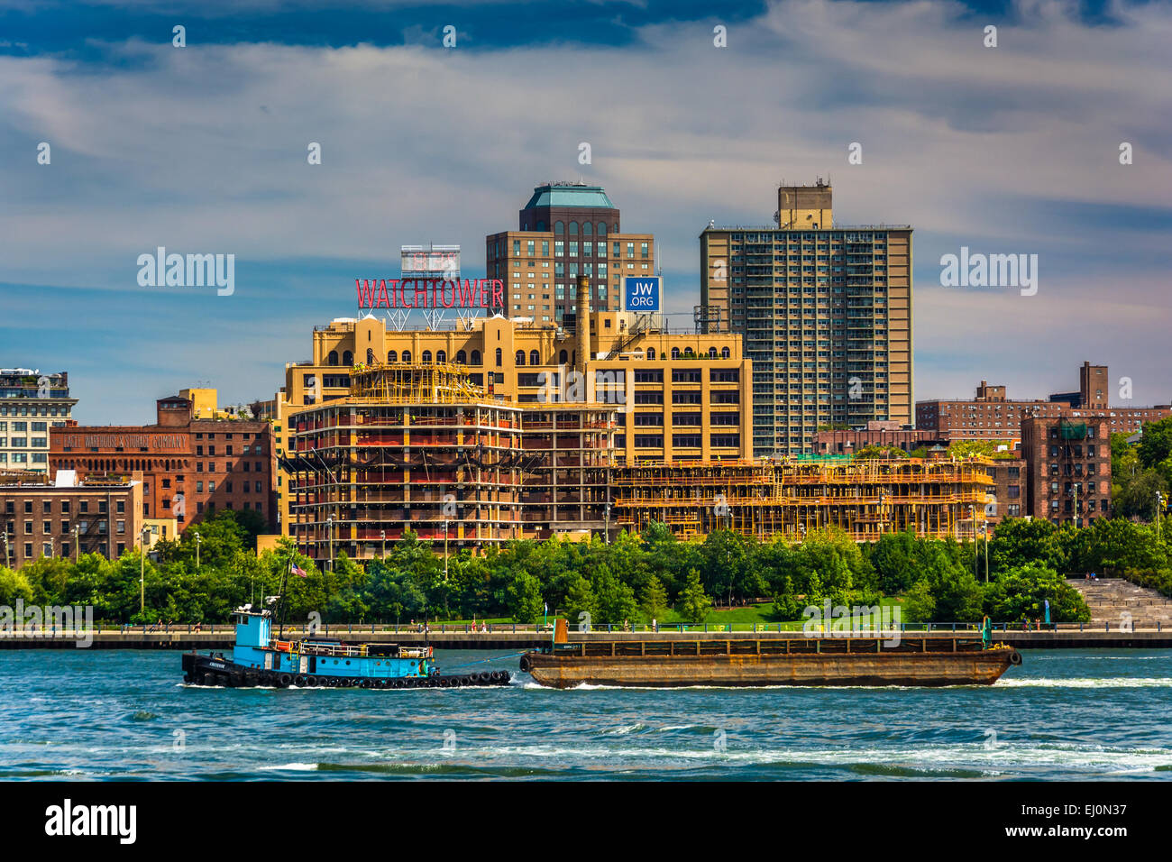 Vista di Brooklyn e l'East River, visto da Pier 15, Manhattan, New York. Foto Stock