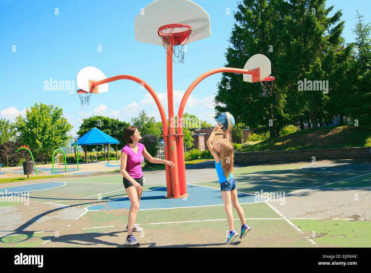 Madre giocare a pallacanestro con sua figlia Foto Stock