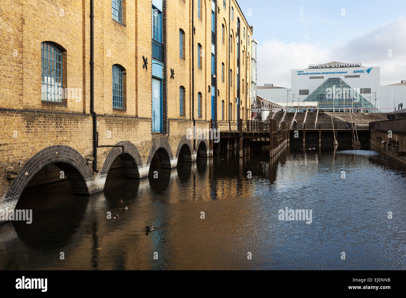 Un canale vicino alla vecchia docks Excel Building, Londra Foto Stock