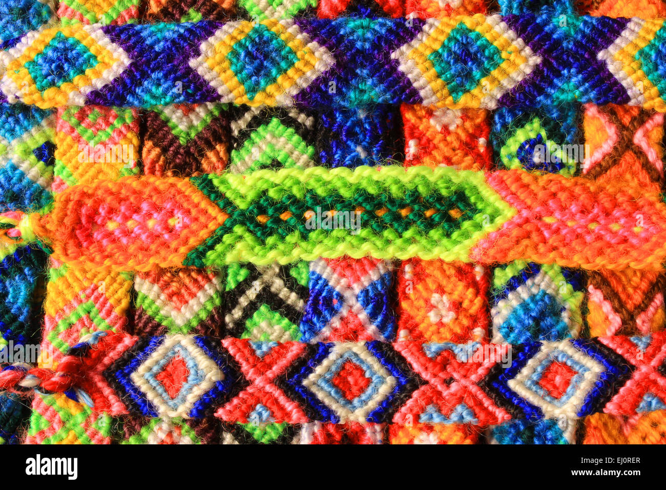 Cotone intrecciato bracciali in una varietà di forme e di colori in Cotacachi, Ecuador Foto Stock