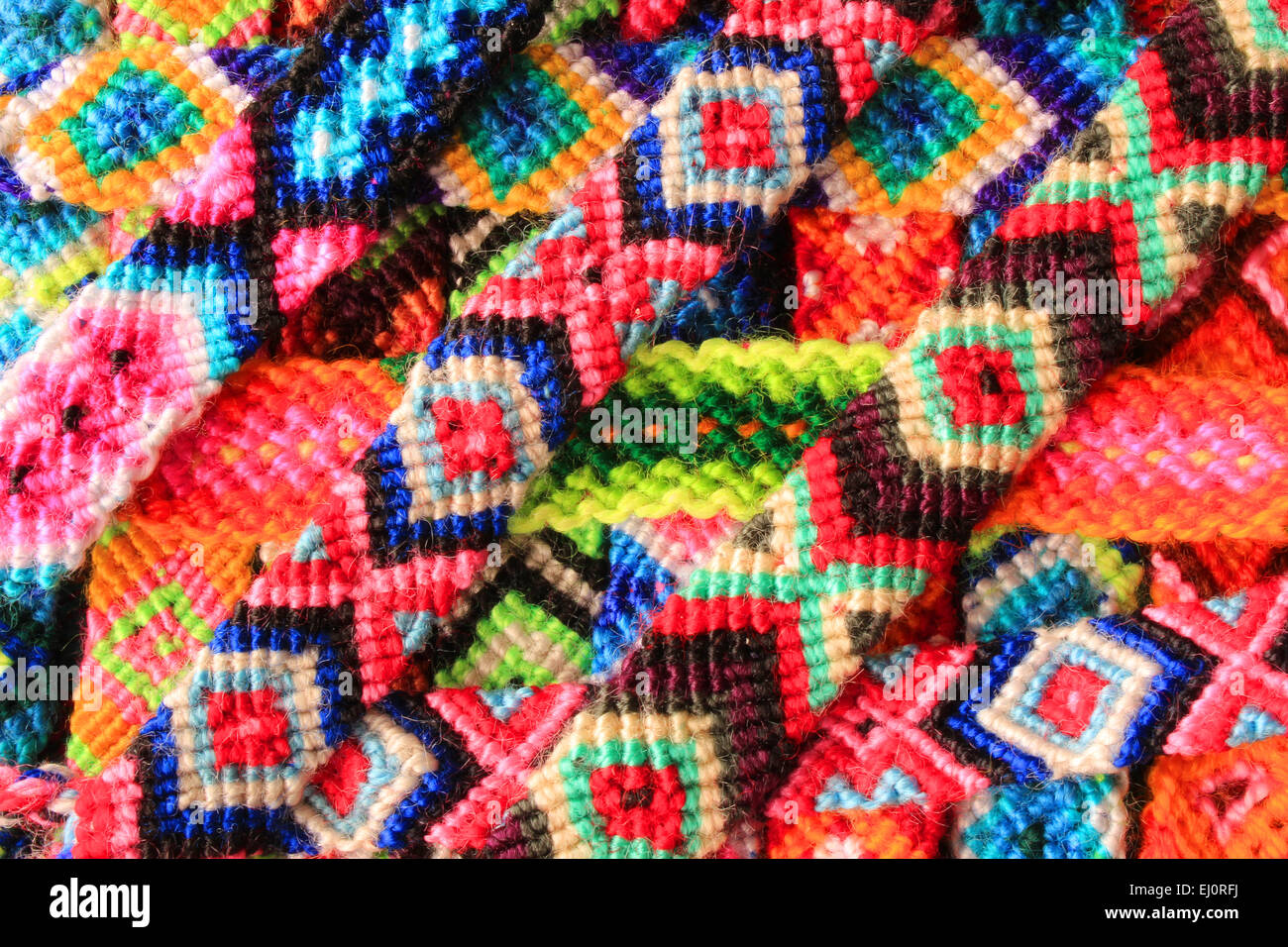Cotone intrecciato bracciali in una varietà di forme e di colori in Cotacachi, Ecuador Foto Stock