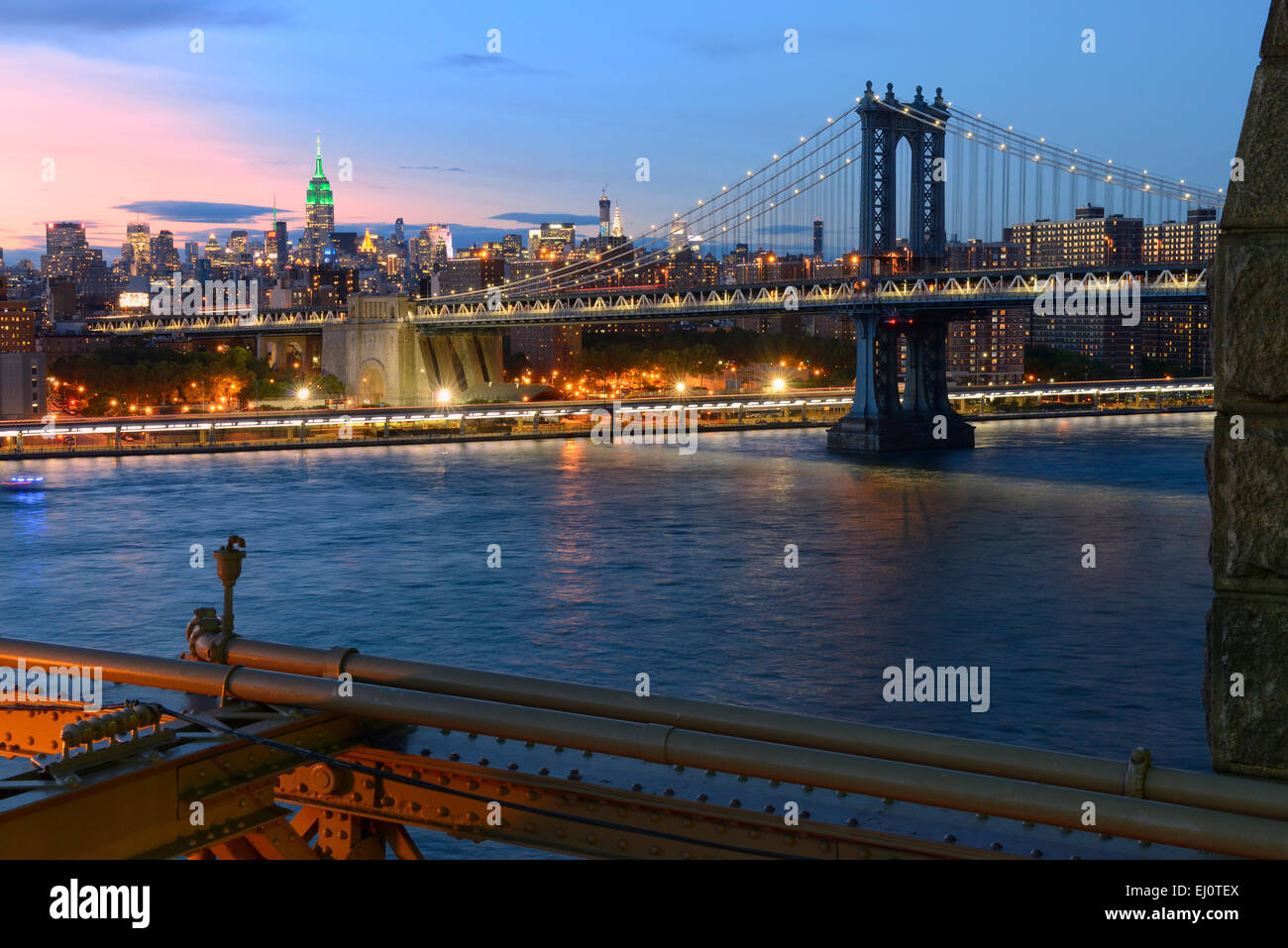 Stati Uniti d'America, Stati Uniti, America, New York, Manhattan East River, Brooklyn Bridge e Manhattan Bridge, fiume, notturno, paesaggio, skylin Foto Stock