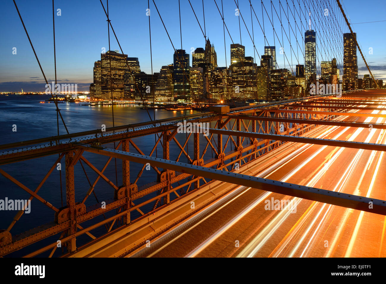 Stati Uniti d'America, Stati Uniti, America, New York, Downtown, Brooklyn, ponte, Ponte di Brooklyn Bridge, cityscape, traffico, crepuscolo, porto, ea Foto Stock