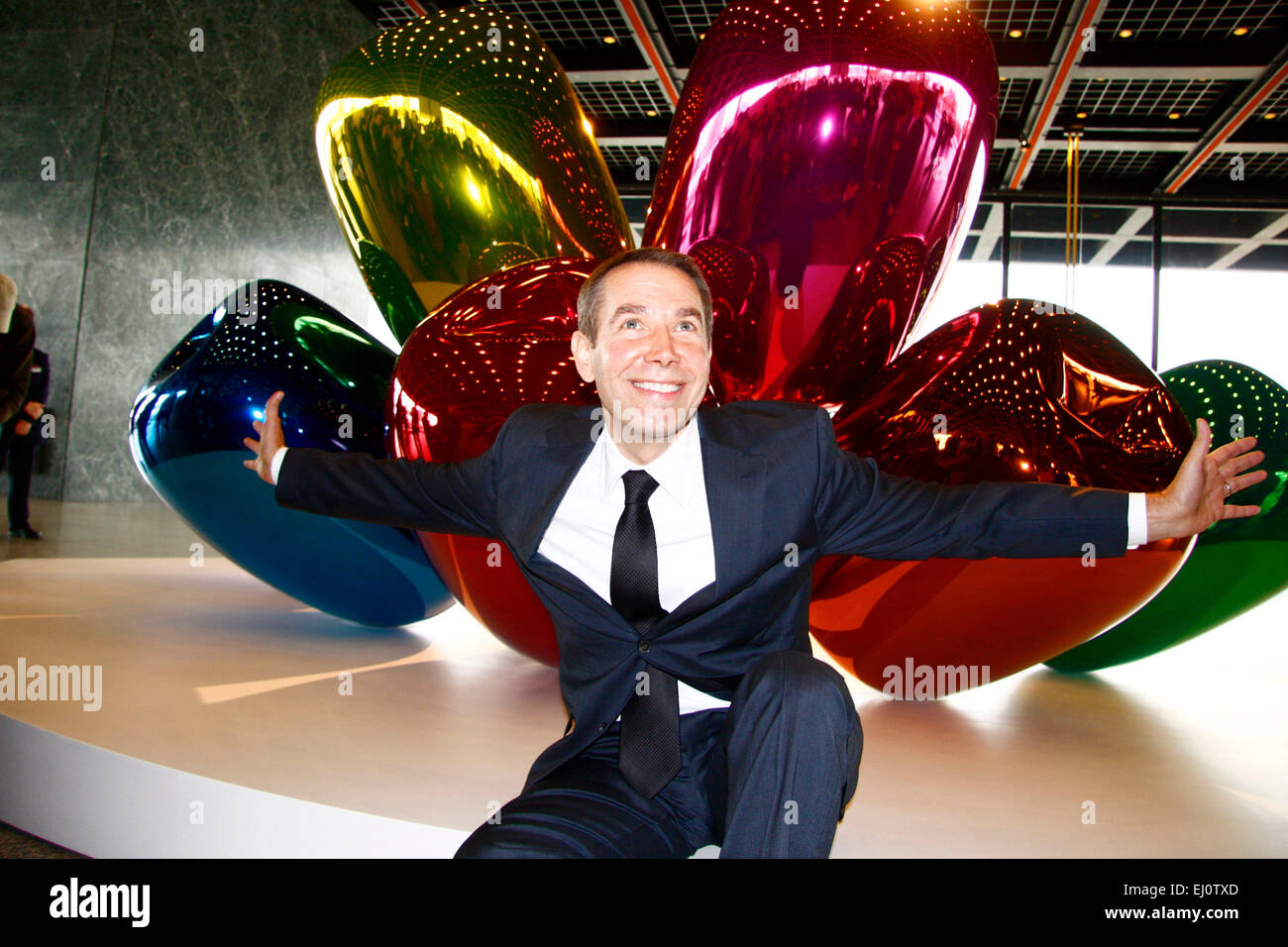 Ottobre 29, 2008 - BERLINO: artista Jeff Koons davanti alla scultura "Tulipani' alla presentazione della sua mostra personale titolo Foto Stock