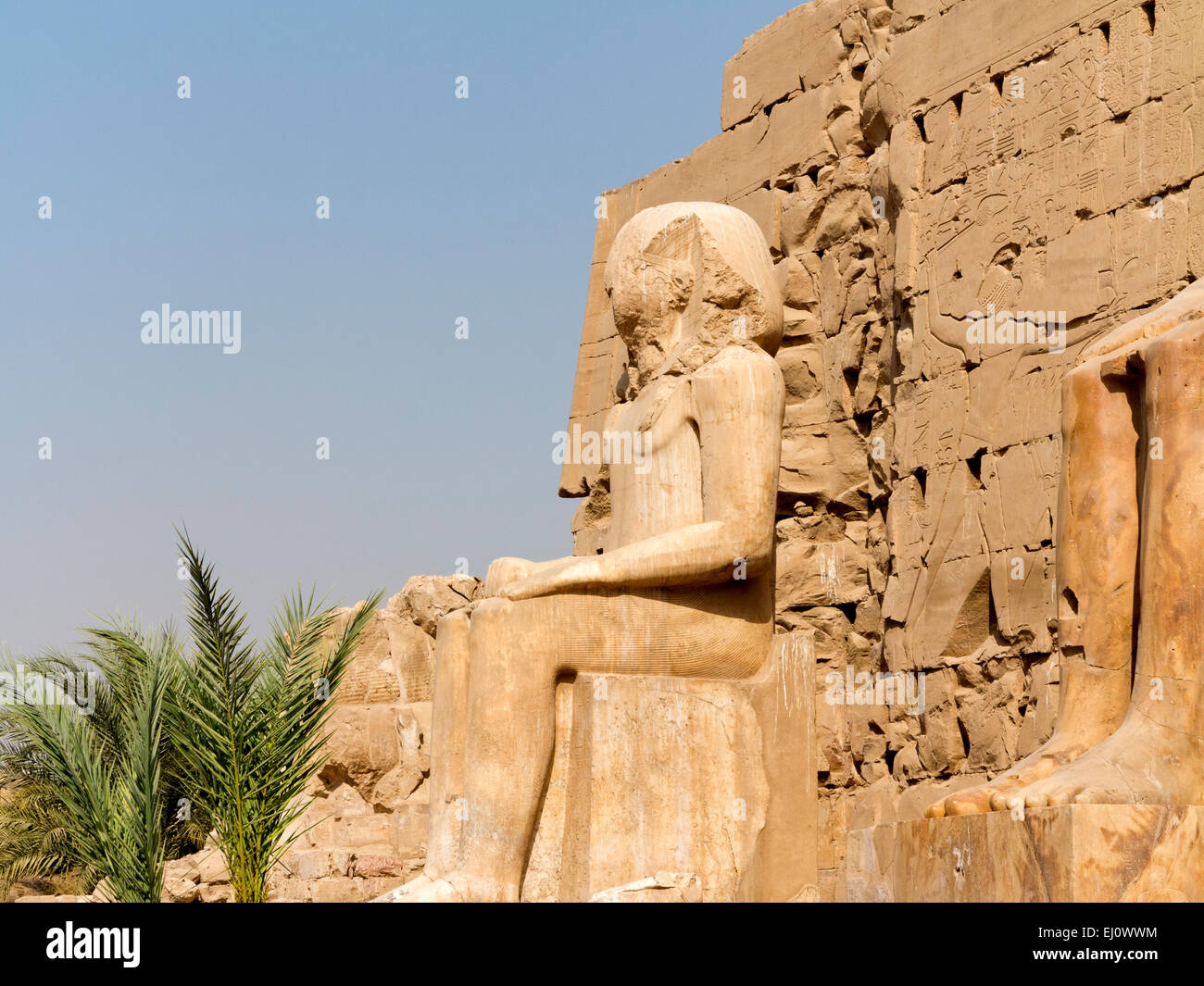 Colossali statue di fronte all'Ottavo pilone presso il Tempio di Amon a Karnak e Luxor Egitto Foto Stock
