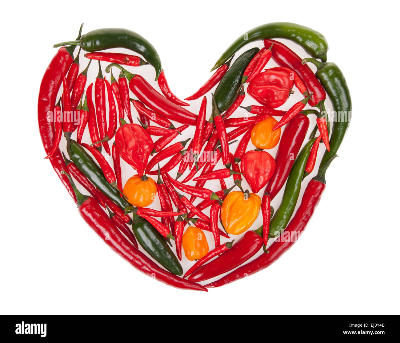 Forma di cuore fatta di peperoncino isolati su sfondo bianco Foto Stock