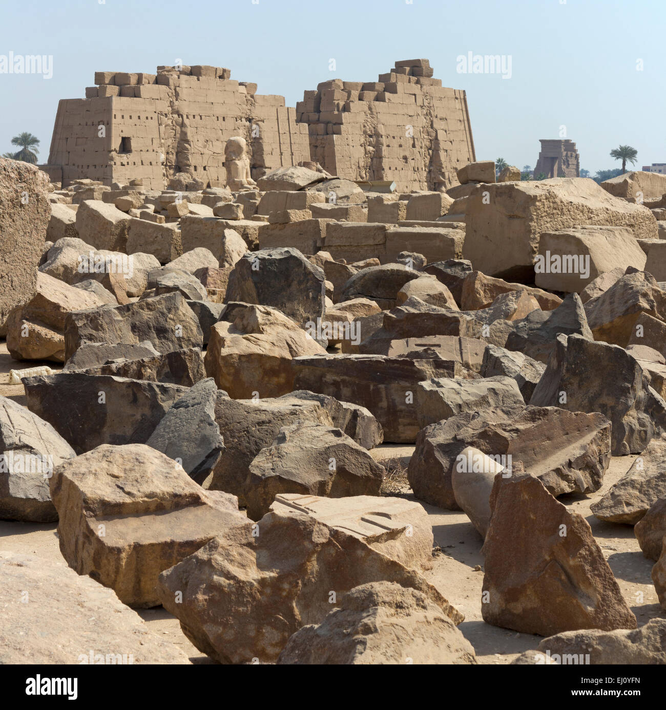 Vista su riviste di rotture di blocchi per le colossali statue di fronte all'Ottavo pilone presso il Tempio di Karnak e Luxor Egitto Foto Stock