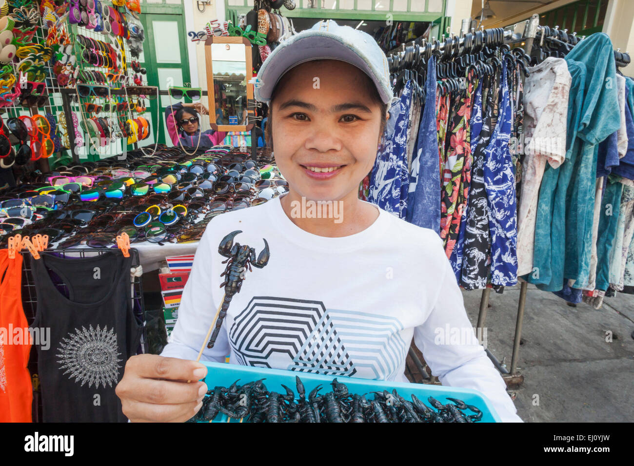 Thailandia, Bangkok, Khaosan Road, traffico, scorpioni fritti ragazza di vendita Foto Stock