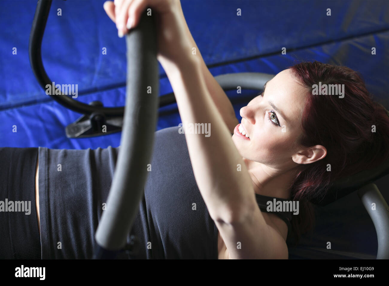 Una donna a ginnastica Foto Stock