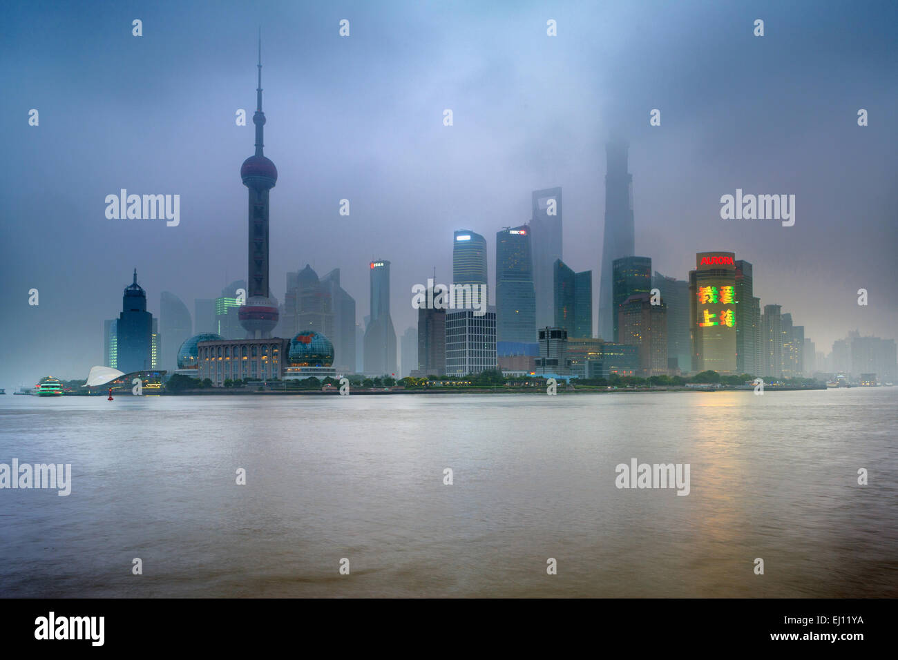 Shanghai Pudong, Cina, Asia, il quartiere degli affari, i blocchi di appartamenti, edifici ad alta, Huangpu, fiume, il flusso, la sera, al tramonto, twili Foto Stock