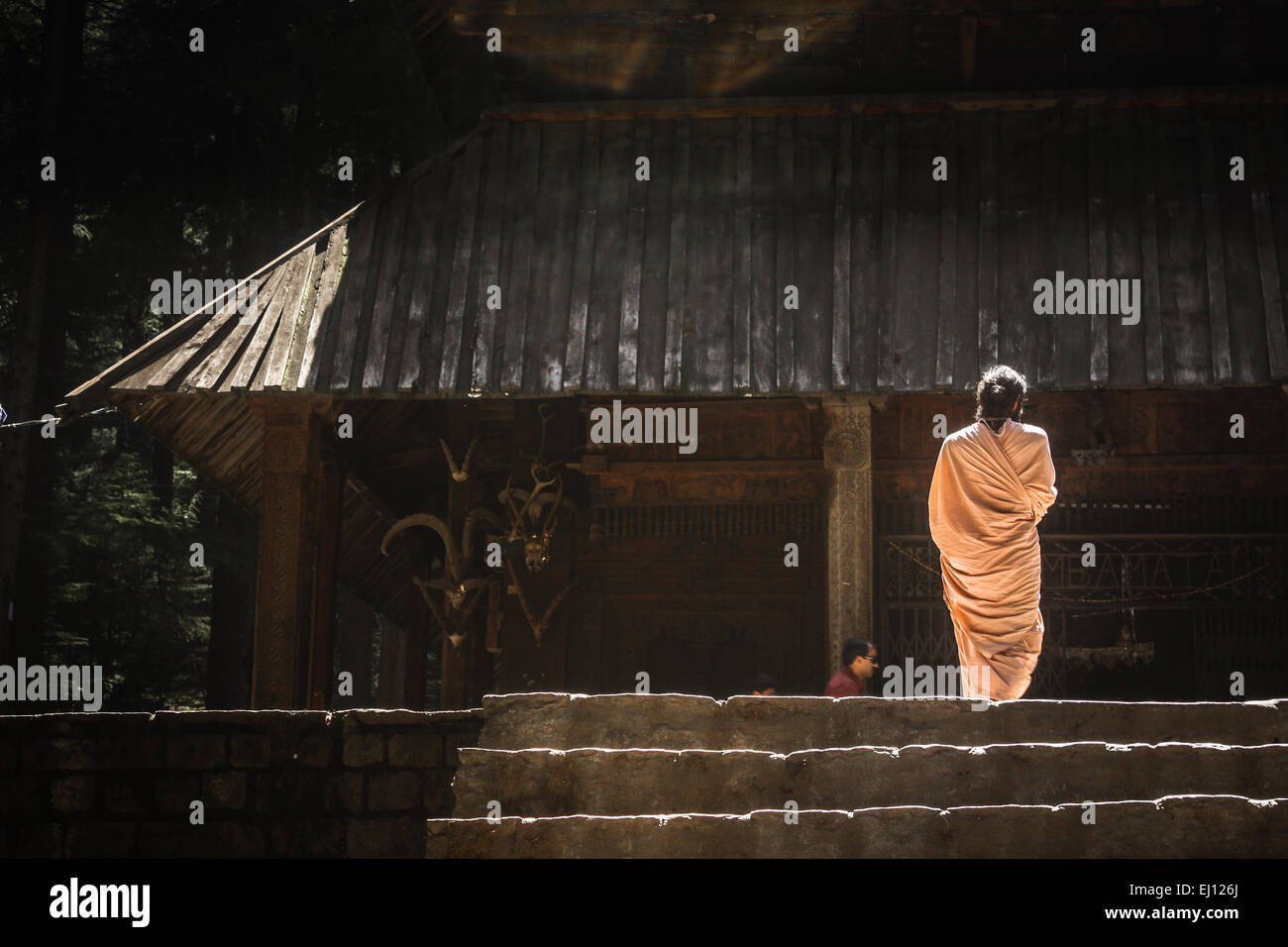 Silhouette di un monaco a piedi in un tempio in Manali, India Foto Stock