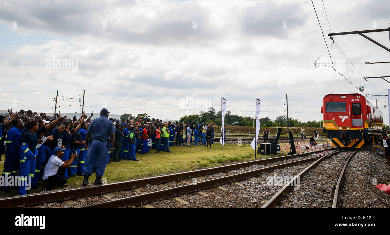 Pretoria, Sud Africa. Xix Mar, 2015. Foto scattata il 19 marzo 2015 mostra il novanta-quinto fabbricati in Cina locomotiva elettrica a Transnet Engineering Koedoespoort Impianto a Pretoria, Sud Africa. Novantacinque cinese-realizzato locomotive elettriche sono state consegnate al Sud Africa il giovedì in corrispondenza di una grande cerimonia a cui hanno partecipato il Presidente del Sudafrica Jacob Zuma. Sud Africa l'utilità di trasporto Transnet consegnati i locomotori in collaborazione con i cinesi Zhuzhou locomotive elettriche Company sotto la China Southern di locomotive e di materiale rotabile di un gruppo industriale. Credito: Xinhua/Alamy Live News Foto Stock