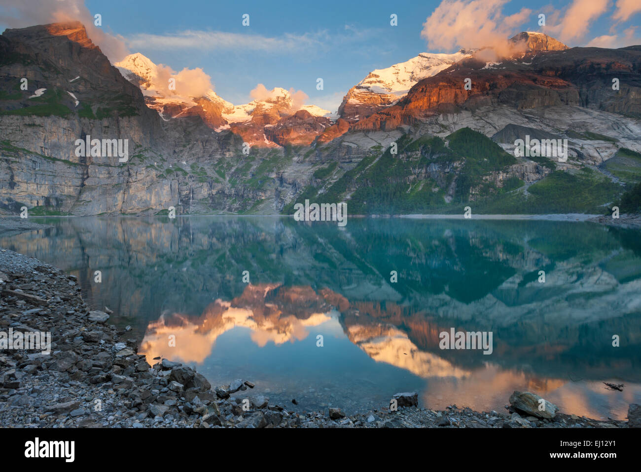 Il lago di Oeschinen, Svizzera, Europa, canton Berna Oberland bernese, del Kandertal, lago di montagna, lago e montagne, riflessione, ev Foto Stock
