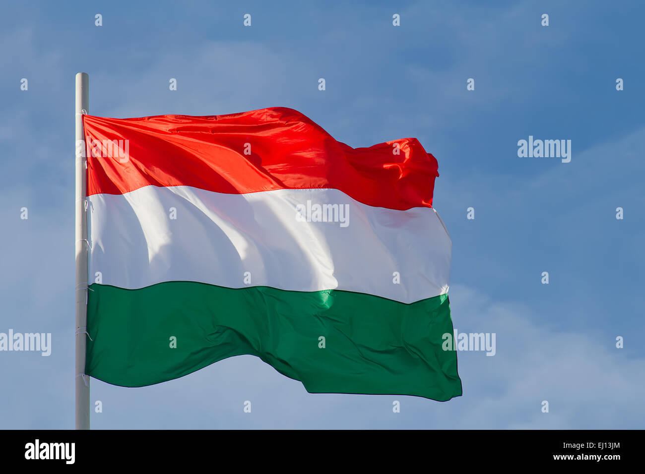 Ungheria bandiera è sventolata davanti al cielo blu Foto Stock