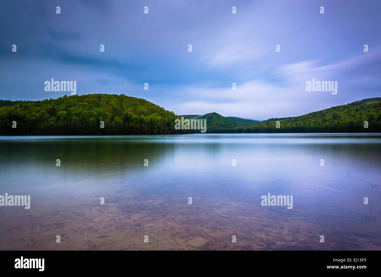 Una lunga esposizione di nuvole che si muovono su montagne e di lunga esecuzione di Pino serbatoio in Michaux la foresta di stato, Pennsylvania. Foto Stock