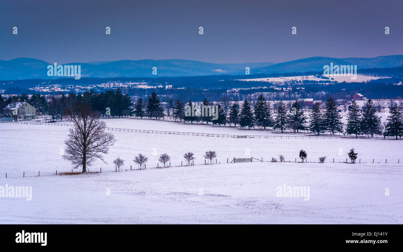 Vista della coperta di neve i campi agricoli e montagne distanti da Longstreet Tower, in Gettysburg, Pennsylvania. Foto Stock