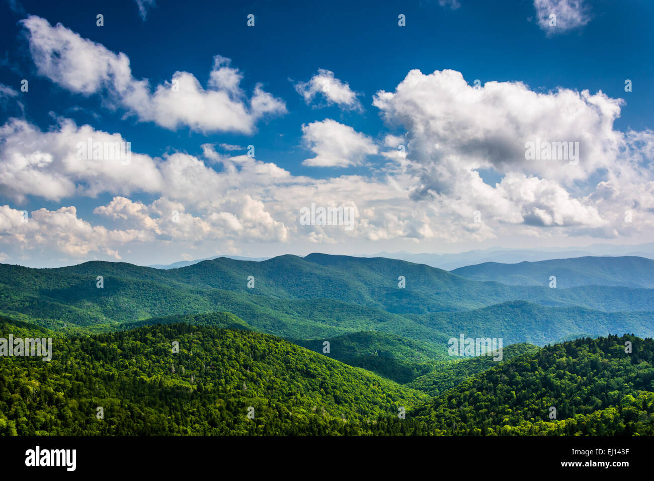 Vista delle Blue Ridge Mountains visto da Cowee montagne si affacciano su Blue Ridge Parkway nella Carolina del Nord. Foto Stock