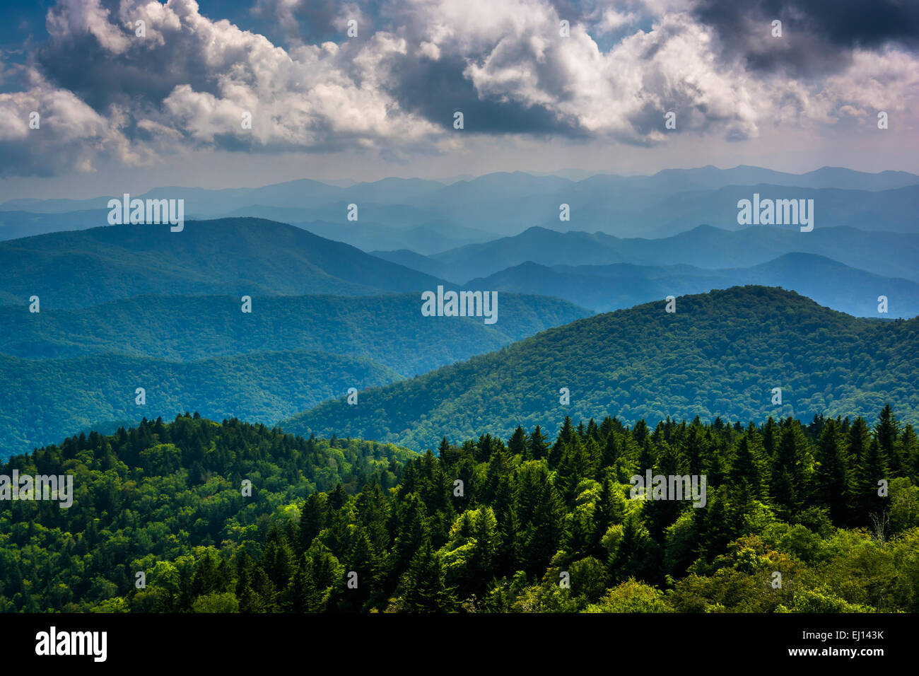 Vista delle Blue Ridge Mountains visto da Cowee montagne si affacciano su Blue Ridge Parkway nella Carolina del Nord. Foto Stock