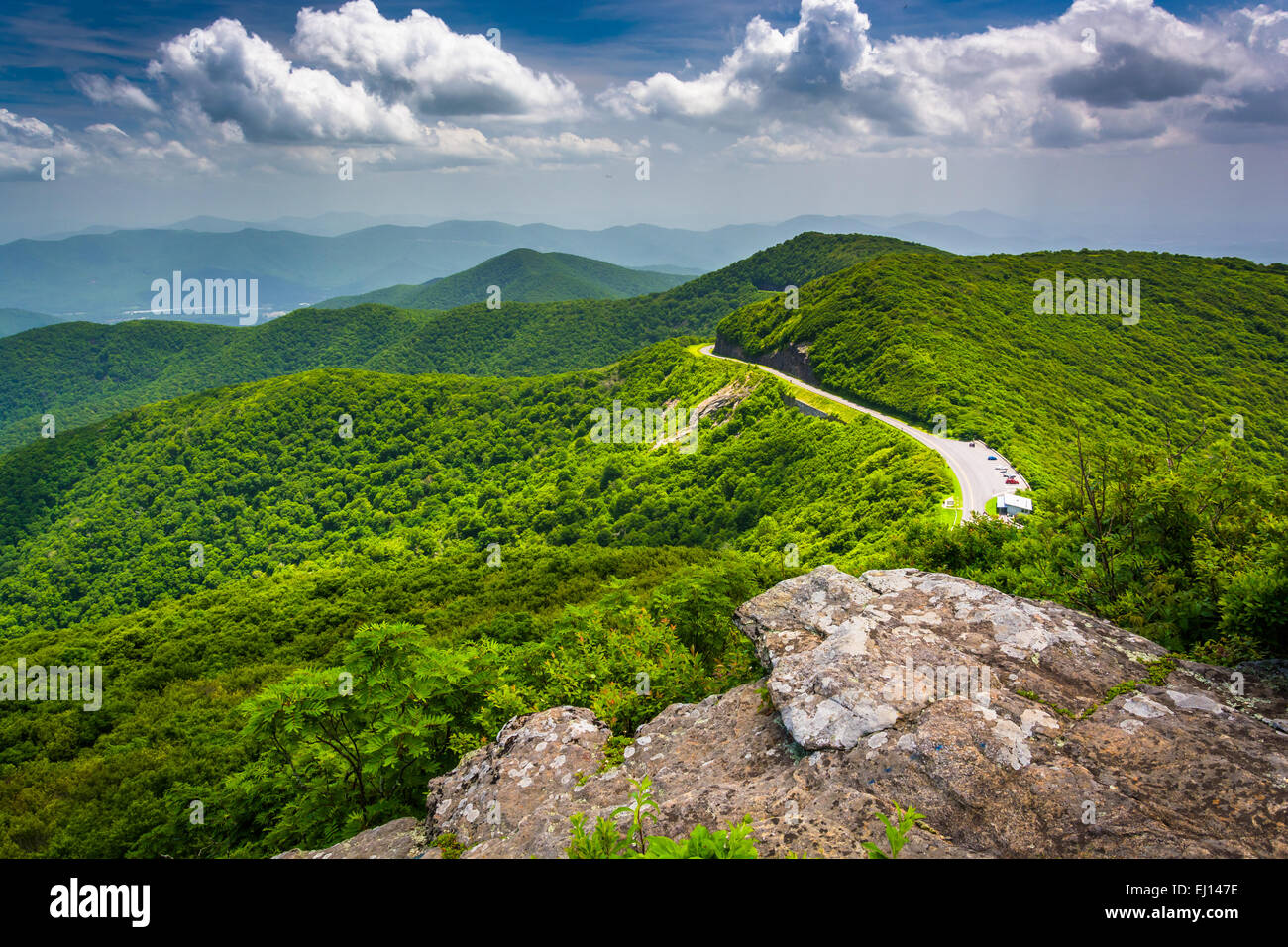 Vista del Blue Ridge Parkway e monti Appalachi da Pinnacle scoscese, North Carolina. Foto Stock