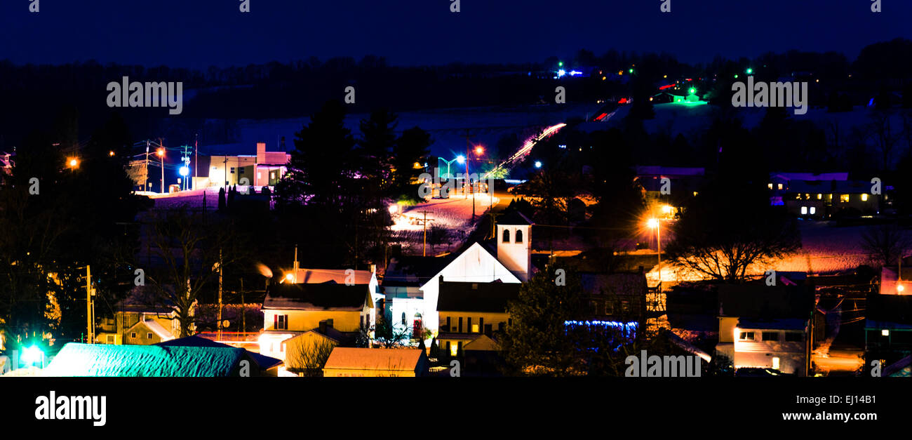 Vista della piccola città di Jefferson, Pennsylvania di notte. Foto Stock