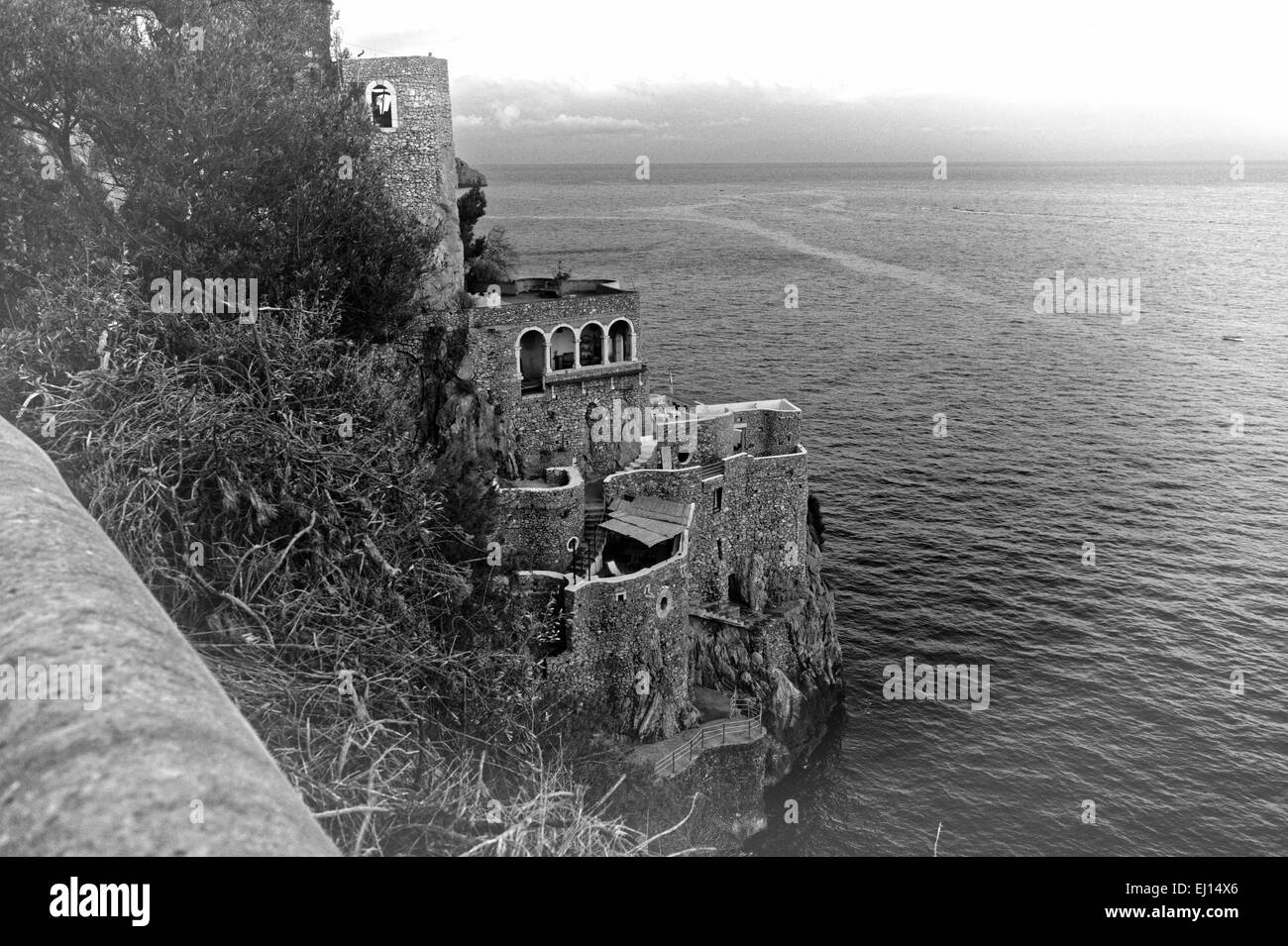 Castello sul mare della Costiera Amalfitana Foto Stock