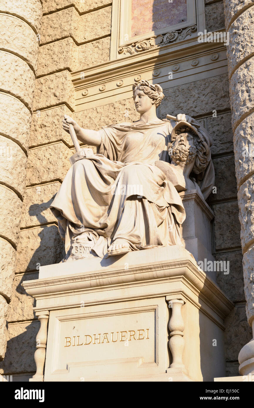 Una statua femminile al di fuori del Museo di Storia dell'arte, Vienna, Austria. Foto Stock