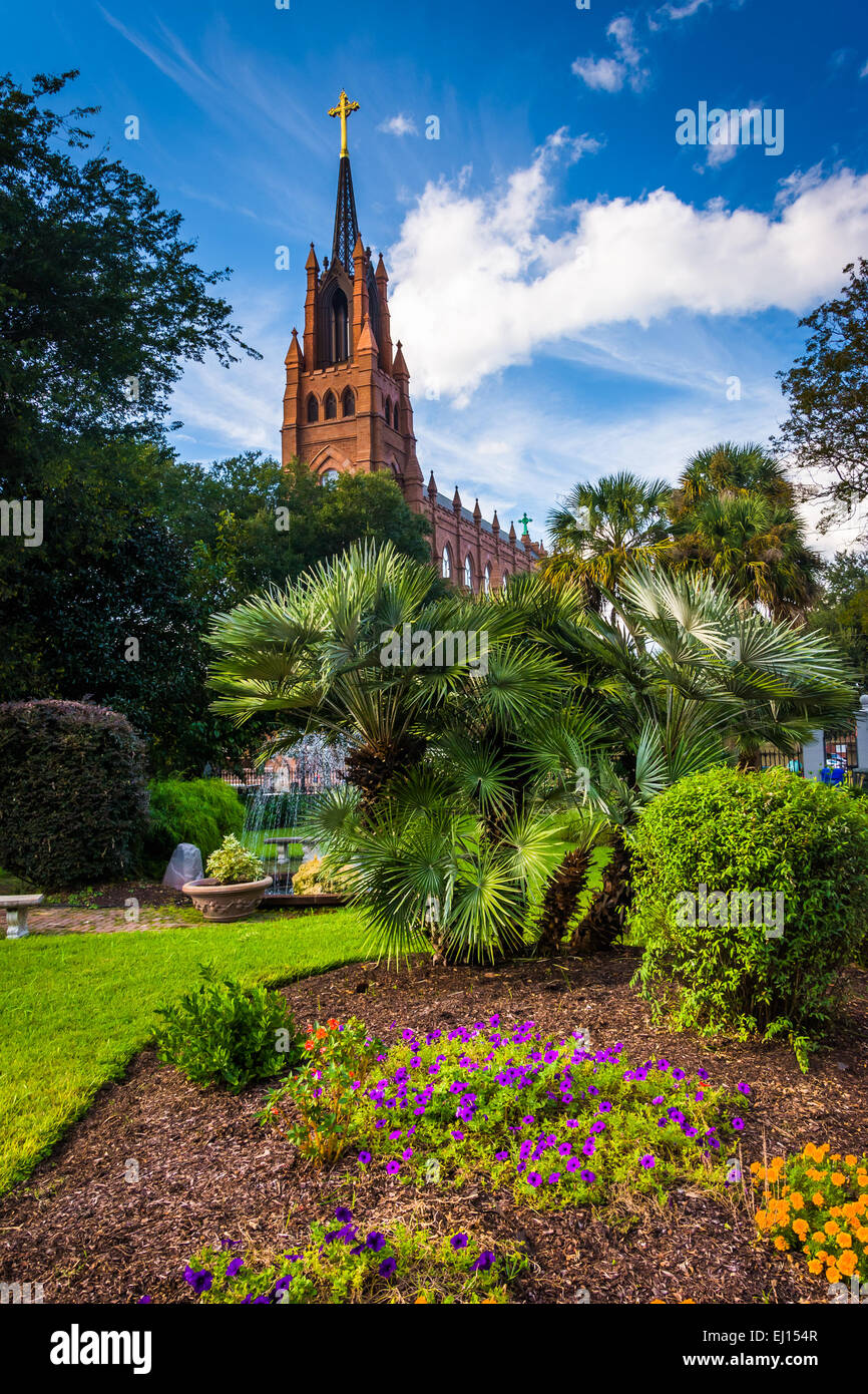 Giardino e Cattedrale di San Giovanni Battista a Charleston, Carolina del Sud. Foto Stock