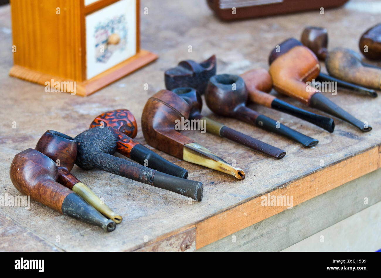 Tubi di antiquariato in vendita in agosto marché aux puces in Gigny-sûr-Saône, Borgogna, Francia, Foto Stock