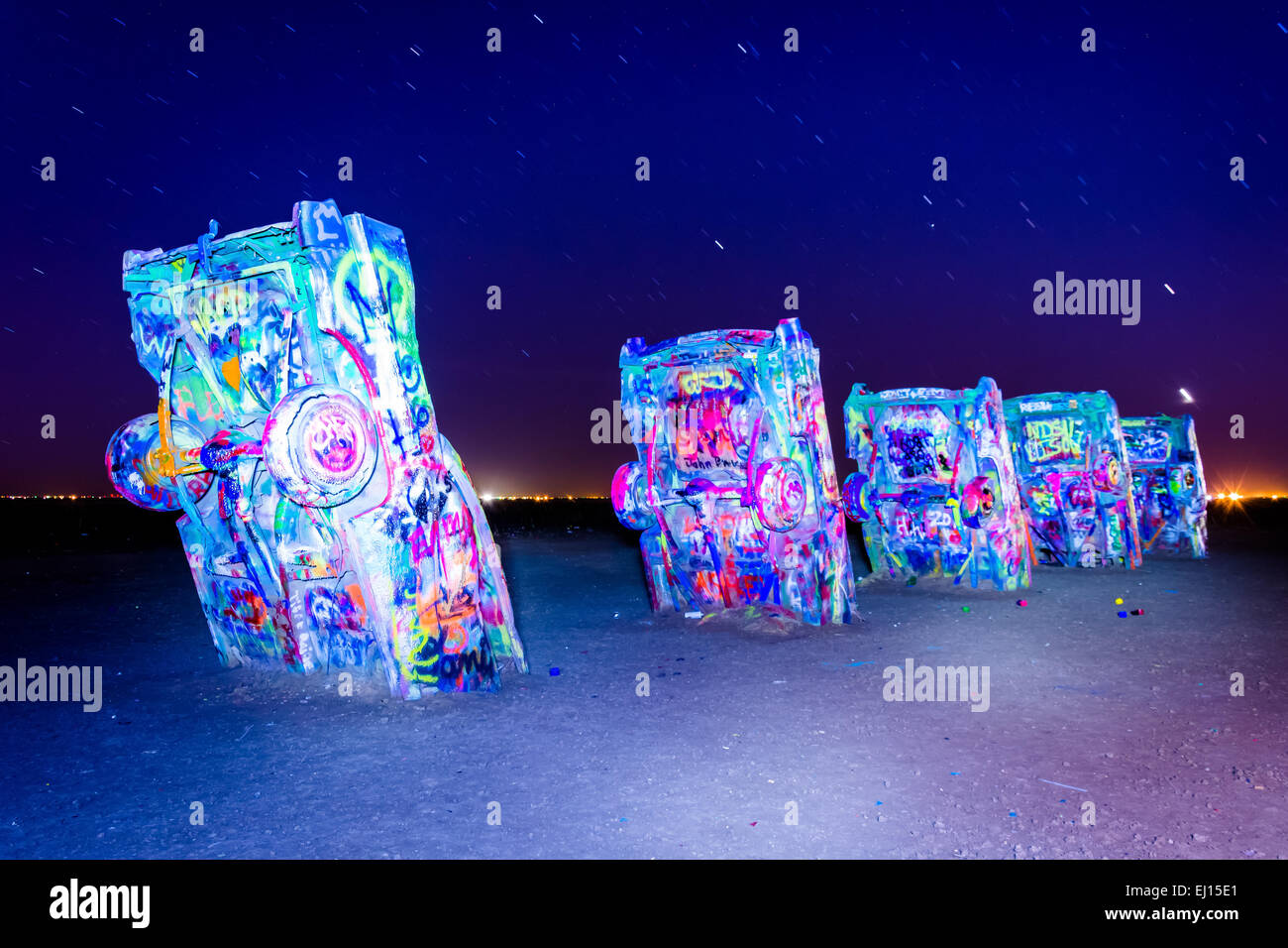 La Cadillac Ranch di notte, lungo la storica Route 66 in Amarillo, Texas. Foto Stock