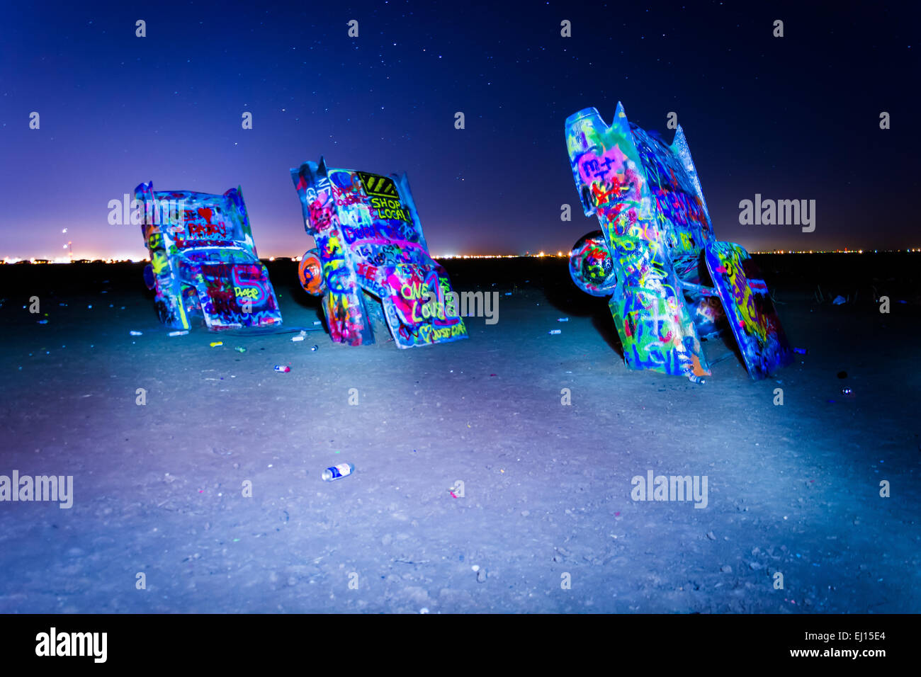 La Cadillac Ranch di notte, lungo la storica Route 66 in Amarillo, Texas. Foto Stock