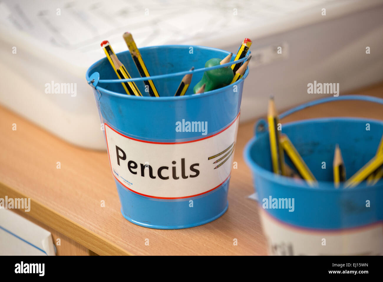 Pentole di matite colorate in un Regno Unito la scuola primaria classroom Foto Stock