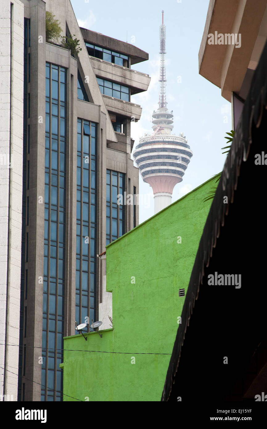 La Kuala Lumpur Tower o Torre Menara KL visto tra due edifici di Kuala Lumpur in Malesia Foto Stock