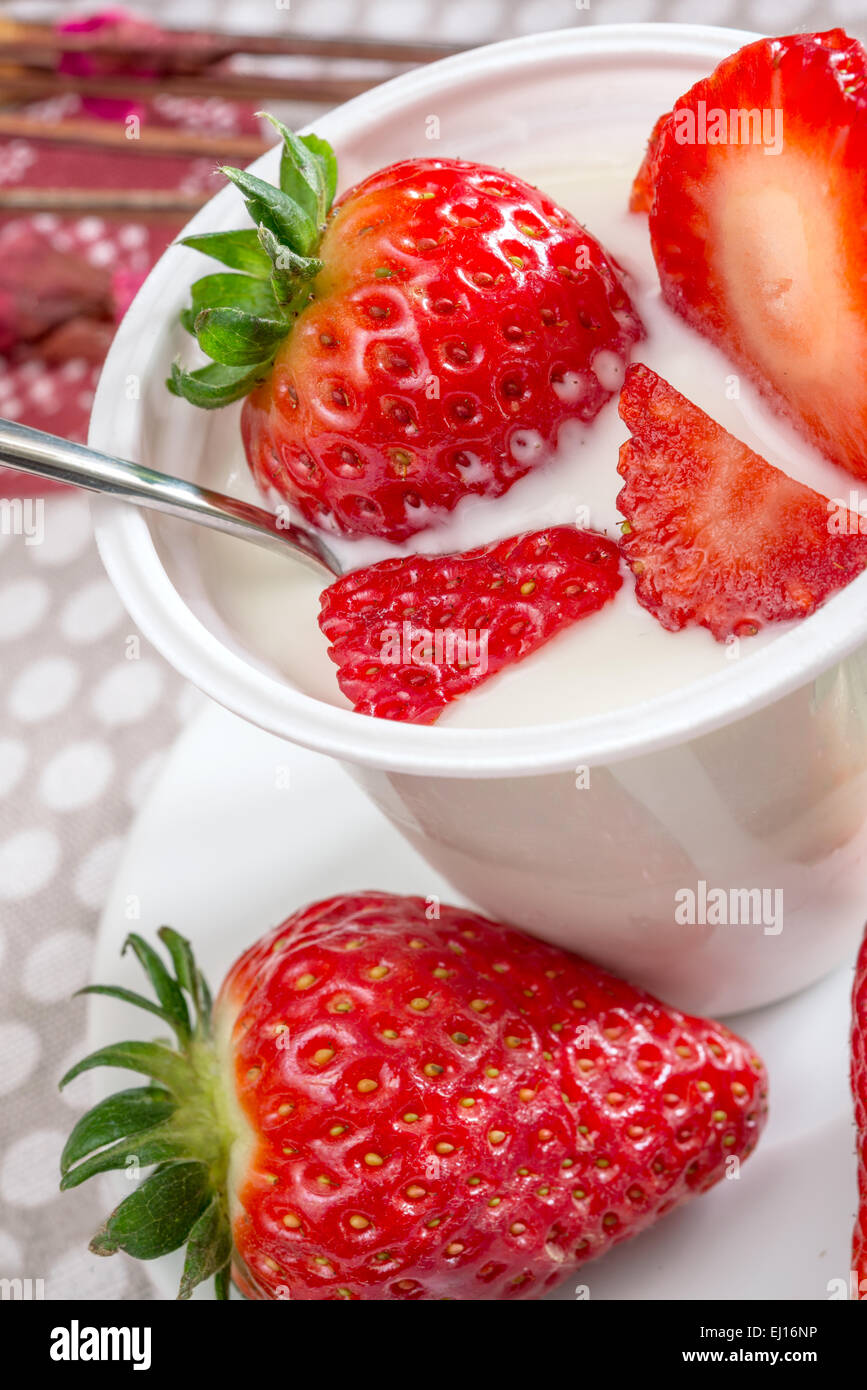 A basso tenore di grassi di yogurt bianco cremoso sapore di fragola Foto Stock