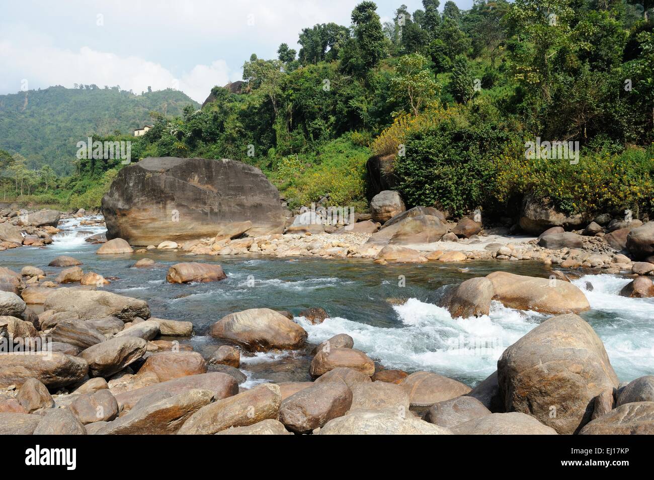 Fiume Jaldhaka con rocce, West Bengal, India Foto Stock